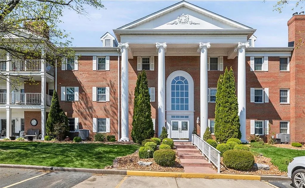 Country Club View Condominiums — 200 Country Club View, Edwardsville, IL